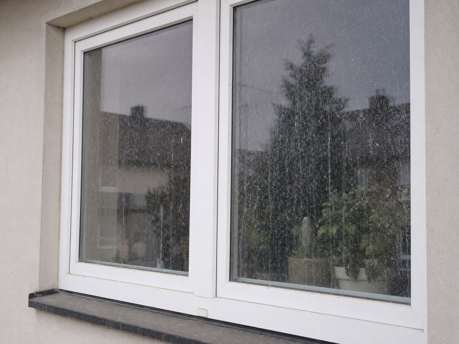 Fenster und Rahmen · Unterhaltsreinigung – Vorher